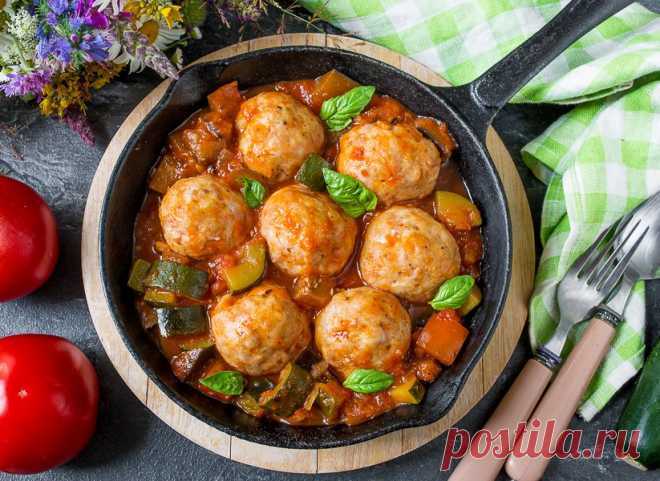 Куриные фрикадельки в соусе из летних овощей на Вкусном Блоге Ловим за хвост остатки дешевых баклажанов и кабачков и готовим эти вкусные фрикадельки из куриного фарша в соусе из летних овощей. Это блюдо можно дополнить пастой – и полноценный ужин готов! Вместо куриного фарша можно использовать любой другой – говяжий, свиной, индюшиный или смешанный. Если у вас нет духовки, фрикадельки…