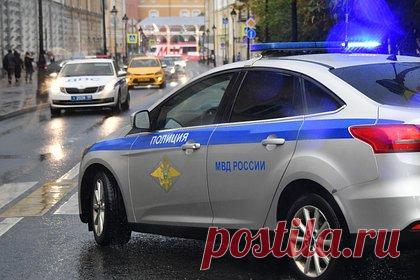 Россиянин на каршеринге пытался уйти от погони и устроил ДТП. В Подмосковье мужчина устроил ДТП, пытаясь уйти от погони. Днем на Зенинском шоссе в Люберцах сотрудники ДПС попытались остановить машину каршеринга, так как на ней были заклеены фрагменты регистрационного знака. Однако водитель проигнорировал требования инспекторов. Тогда полицейские выехали за ним.