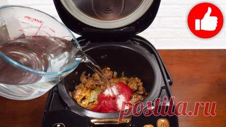 Жалею, что не готовила раньше этот ВОСХИТИТЕЛЬНЫЙ гуляш из говядины в мультиварке! 800 гр. – говядины&nbsp;250 гр. – лука&nbsp;2 дольки – чеснока&nbsp;Черный перец горошком&nbsp;Смесь перцев&nbsp;Сладкая молотая паприка&nbsp;2 – лавровых листа&nbsp;40 гр. – муки&nbsp;3 ст.л. – подсолнечного масла&nbsp;4 ст.л. – томатной пасты