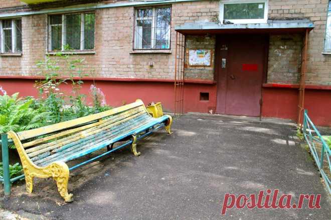 Рассказ: Трое в четырех стенах. Глава 20. Финал. Кузнецы счастья.
Начало (ссылка) Предыдущая глава (ссылка) Уже вечерело, и Полина явно устала. Она старалась не подавать вида, но все и так понимали её состояние. Вверх по главной улице города они снова шли по парам, но уже так — под ручку — как прогуливались в парке. Возле своего подъезда Полина увидела Андрея. Он сидел на лавочке со […]
Читай пост далее на сайте. Жми ⏫ссылку выше