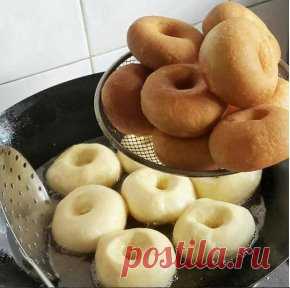 Самые вкусные пончики 
Это самые вкусные пончики... которые я ела!
Уже 2 раза их делала - обалденные! Мягенькие , прямо воздушные, с хрустящей корочкой! Начинку можно любую класть, мне очень понравилось с инжировым повидлом, а еще будет вкусно со свежей малиной, перетертой с сахаром, можно с заварным кремом, как у автора... Слова автора (с моими дополнениями)
Тесто: 
Молоко - 500 мл.
Яйца - 2 шт.
Масло сл. или маргарин - 125гр.
Сахар - 2 ст.л. + 1ч.л.
Соль - 1,5 ч.л.
Дрожж...