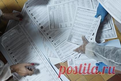 В Брянске объяснили «вброс» бюллетеней на одном из участков. В Центре общественного наблюдения Брянской области заявили, что инцидент с «вбросом» стопки бюллетеней на участке в поселке Клетня является ошибкой члена участковой избирательной комиссии, которая неправильно поняла процедуру голосования на дому. Она опустила их в урну вместо того, чтобы запечатать в сейф-пакет.