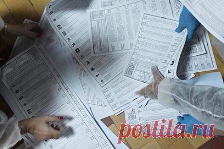 В Брянске объяснили «вброс» бюллетеней на одном из участков. В Центре общественного наблюдения Брянской области заявили, что инцидент с «вбросом» стопки бюллетеней на участке в поселке Клетня является ошибкой члена участковой избирательной комиссии, которая неправильно поняла процедуру голосования на дому. Она опустила их в урну вместо того, чтобы запечатать в сейф-пакет.