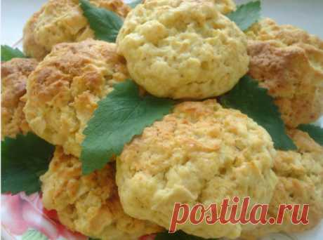 Яблочное печенье"Самое вкусное"
ИНГРЕДИЕНТЫ:- слив.масло - 100 гр.- сахар - 7 ст.л.- яйцо - 1шт.- мука -1,5-2 граненых стакана- соль - 0,5 ч.л.- разрыхлитель - 1 ч.л.- яблоки - 3 шт.среднего размера
ПРИГОТОВЛЕНИЕ:В размягченное сливочное масло добавить сахар, соль и перемешать вилкой. Если масло уже соленое (см.на упаковке) - соль не нужна. Вбить яйцо и перемешать. Постепенно всыпать муку (количество зависит от сорта, главное не переборщить) и разрыхлитель. Замесить мягкое тесто, оно должно слег