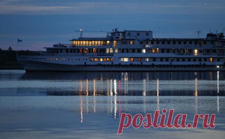 «Илья Муромец» сел на мель в Нижегородской области. В районе пристани «Галанино» в Городце Нижегородской области судно «Илья Муромец» с 113 пассажирами на борту село на мель между шлюзами, угрозы жизни и здоровью людей на теплоходе нет, сообщает Приволжская транспортная прокуратура.