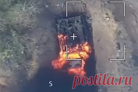 Минобороны показало кадры уничтожения дронами-камикадзе техники ВСУ. Воздушно-десантные войска России (ВДВ) нанесли ряд ударов дронами-камикадзе по военной технике Вооруженных сил Украины. Кадры применения беспилотников опубликовало Минобороны в своем официальном Telegram-канале.Министерство обороны сообщило, что подвергшаяся ударам барражирующих боеприпасов техника была уничтожена.