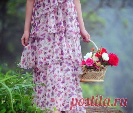 ༺🌸༻А быть счастливой меня одна старушка научила. 

Вскоре после того случая я опять захандрила слегка, но, уже умея с этим бороться, пошла в Летний сад утрясать свою взбаламученною душу. А чтобы не сидеть без дела, взяла с собой незаконченное вышивание, парадную скатерть. Платье надела самое простенькое, а волосы заплела в косу и не стала делать никакой прически: не на бал ведь, а на душевную стирку собралась идти.