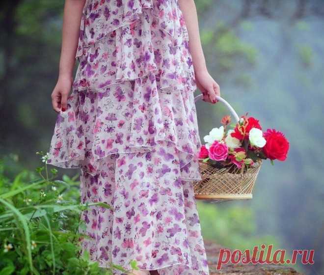 ༺🌸༻А быть счастливой меня одна старушка научила. 

Вскоре после того случая я опять захандрила слегка, но, уже умея с этим бороться, пошла в Летний сад утрясать свою взбаламученною душу. А чтобы не сидеть без дела, взяла с собой незаконченное вышивание, парадную скатерть. Платье надела самое простенькое, а волосы заплела в косу и не стала делать никакой прически: не на бал ведь, а на душевную стирку собралась идти.