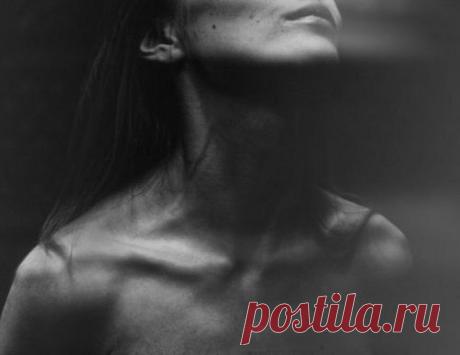 Однажды ты не сможешь без меня…. И тихо плача, душу разрывая. Ты вдруг поймешь, что сам убил себя. Меня так безрассудно отпуская… Ты нервно скуришь пачку сигарет. Смирив безумство бешеных эмоций. Всю ночь не спав, будешь встречать рассвет. И ничего на свете не захочешь… Как жаль, что слишком поздно понимаем. Что любим тех, кого не сберегли. Что свое счастье так легко теряем. Не изменили что-то, а могли…