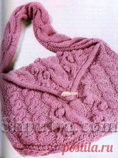 Розовая сумка с рельефным узором, вязаная спицами — Шпуля - сайт о вязании
