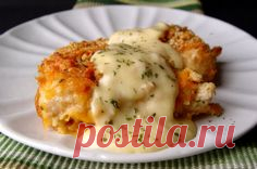 ХРУСТЯЩАЯ КУРИЦА В СЫРНОЙ ПАНИРОВКЕ Ингредиенты: Куриная грудка – 4шт. (большие) Крекер соленый – 2 пачки Соль – ¼ ч.л. Перец – 1/8 ч.л. Молоко – ½ ст. (250 мл) Сыр чеддер – 3 ст. Сушеная петрушка – 1 ч.л. Для соуса: Куриный бульон (или сливки) – 1 ст. Сметана – 2 ч.л. Масло сливочное – 2 ч.л.
