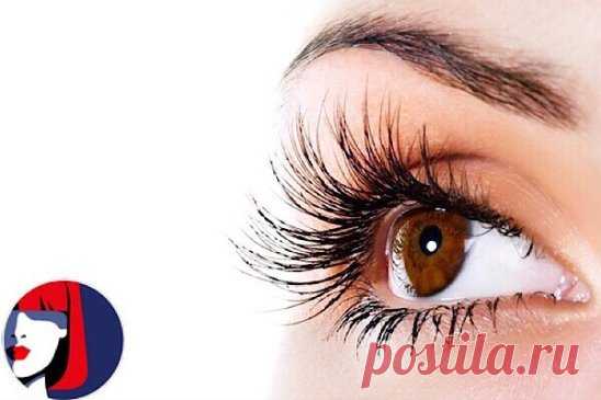 Уход за ресницами в домашних условиях 
Уход за ресницами дома. Для начала нужно помнить о том, что тушь, нанесенная утром на ресницы, нуждается в обязательном смывании перед сном при помощи косметического молочка или другого средства для снятия макияжа с глаз. Затем нужно осторожно втирать в край век любое целебное масло.