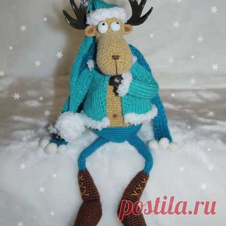 Лось Яшка - помощник Деда Мороза. Вязаная игрушка (амигуруми) - лось Яшка, это отличный подарок к Новому году для детей и взрослых. Неповторимые черты этой игрушки создадут ощущение приближающегося праздника.
#ЛосьЯшка  #помощникДедаМороза #амигуруми #вязаныеигрушки #схемыкрючком #вязаниекрючком #вязаныйлось #бесплатноеописание #амигурумидляначинающих