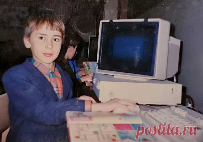 6 фишек компьютеров 90-х, которые вспомнят лишь олдфаги.
Какие компьютерные фичи 90-х введут в ступор нынешнюю молодёжь?

В суровые для нашей страны 90-е годы мировая компьютерная отрасль стала развиваться семимильными шагами, и россияне стали понемногу знакомиться с персональными компьютерами. У кого-то оно происходило на работе, у других - в школе и ВУЗе, а некоторые счастливчики могли похвастаться и домашним компьютером - большой редкостью и статусной вещью в те годы.