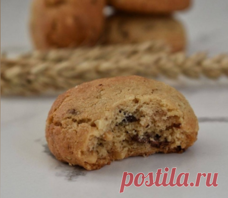 Печенье с арахисовой пастой и шоколадом 🍪
Автор: afinaisaakova
Ингредиенты: 100г сливочного масла  100г арахисовой пасты 75г сахара 75г тростникового сахара 1 яйцо 180г муки 1/2  чайной  ложки  разрыхлителя 1/4 чайной ложки соды щепотка соли 100г рубленного в крупную крошку жаренного арахиса 50г тёмного шоколада, измельчённого в крупную крошку