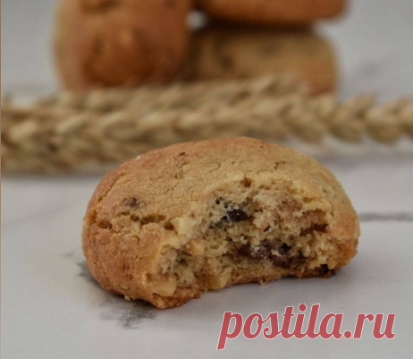 Печенье с арахисовой пастой и шоколадом 🍪
Автор: afinaisaakova
Ингредиенты: 100г сливочного масла  100г арахисовой пасты 75г сахара 75г тростникового сахара 1 яйцо 180г муки 1/2  чайной  ложки  разрыхлителя 1/4 чайной ложки соды щепотка соли 100г рубленного в крупную крошку жаренного арахиса 50г тёмного шоколада, измельчённого в крупную крошку