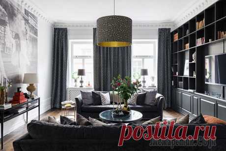Изысканная современная квартира с черным шкафом в Стокгольме Когда попадаешь в эту изысканную современную квартиру в Стокгольме, то первое, что бросается в глаза, это большой книжный шкаф черного цвета на всю стену в гостиной. Для в целом светлого интерьера с б...