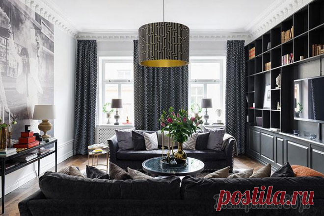 Изысканная современная квартира с черным шкафом в Стокгольме Когда попадаешь в эту изысканную современную квартиру в Стокгольме, то первое, что бросается в глаза, это большой книжный шкаф черного цвета на всю стену в гостиной. Для в целом светлого интерьера с б...