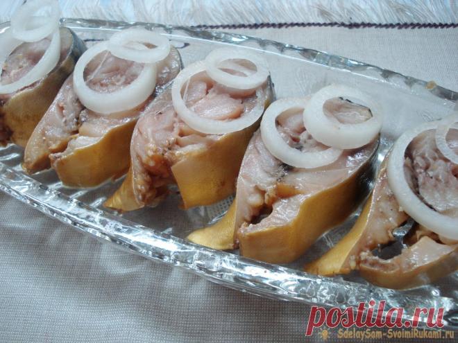 Малосольная скумбрия в бутылке Свежемороженая жирная скумбрия в этом рецепте засаливается новаторским способом, а именно - в пластиковой бутылке. Причем рассол готовится на луковой шелухе и чайной заварке, что придает рыбке золотистый цвет, очень похожий на цвет копчения. Аппетитность этого блюда просто зашкаливает. Для