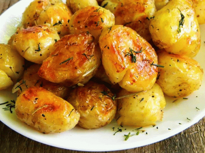 Картофель к праздничному столу - быстро, вкусно, красиво!
Ингредиенты:
- 1 кг картофеля (средний)
- 2-3 зубка чеснока
- 3 ст. ложки растительного масла
- зелень (укроп, петрушка)
- приправа для картошки
- соль
Приготовление:
1. Картошку чистим, промываем, обсушиваем и помещаем в большую миску. Если картошечка крупная, разрежьте ее на части. Обязательно накалываем ее зубочисткой в нескольких местах.
2. Чеснок чистим и пропускаем через чесночницу.
3. Зелень промываем, просушиваем и мелко режем.