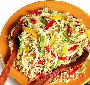 Салат из капусты с перцем и яблоками