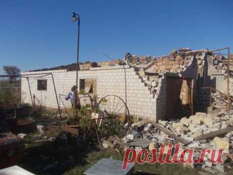 То что осталось от двухэтажного дома,разбили укры танками.....твари...