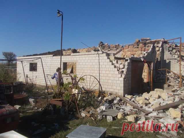 То что осталось от двухэтажного дома,разбили укры танками.....твари...