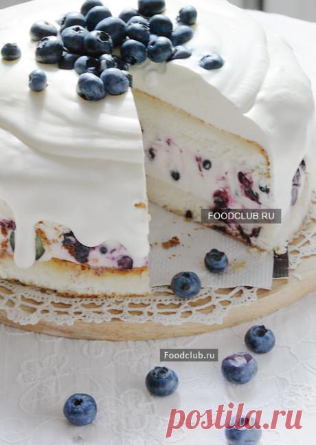 Торт-суфле с ягодами Летний, воздушный тортик, который можно делать с любыми ягодами — с клубникой, земляникой, черникой, голубикой, малиной. Рецепт можно изменять по своему вкусу, например приготовить больше творожного суфле, или уменьшить пропорции для бисквита. Чтобы тортик получился высоким, возьмите форму диаметром 22 см.