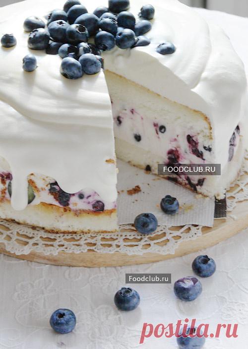 Торт-суфле с ягодами Летний, воздушный тортик, который можно делать с любыми ягодами — с клубникой, земляникой, черникой, голубикой, малиной. Рецепт можно изменять по своему вкусу, например приготовить больше творожного суфле, или уменьшить пропорции для бисквита. Чтобы тортик получился высоким, возьмите форму диаметром 22 см.