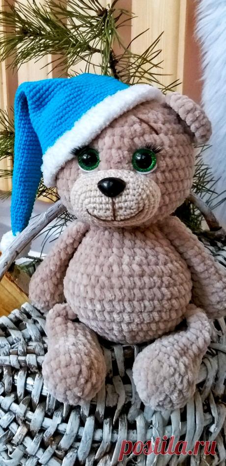 PDF Мишка в колпачке крючком. FREE crochet pattern; Аmigurumi animal patterns. Амигуруми схемы и описания на русском. Вязаные игрушки и поделки своими руками #amimore - медведь из плюшевой пряжи, плюшевый медвежонок, мишка в шапочке.