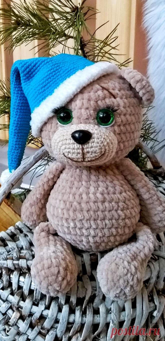 PDF Мишка в колпачке крючком. FREE crochet pattern; Аmigurumi animal patterns. Амигуруми схемы и описания на русском. Вязаные игрушки и поделки своими руками #amimore - медведь из плюшевой пряжи, плюшевый медвежонок, мишка в шапочке.