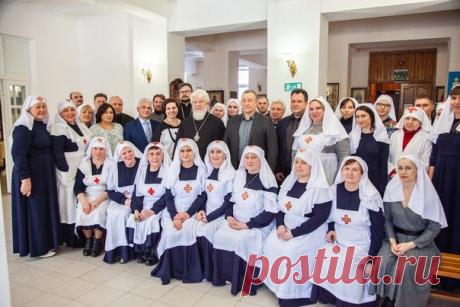 При участии Церкви в Самаре открылся центр по уходу за тяжелобольными людьми 

Центр по уходу не единственный проект Елизавето-Варваринского сестричества Самары. Всего в сестричестве 82 сестры милосердия. Они оказывают помощь пациентам в крупнейших больницах Самарской области – Городской клинической больнице №4, Клинике Медуниверситета, Госпитале ветеранов войн. Также сестры милосердия ухаживают за лежачими больными на дому.

В планах центра - организовать проект сопровожд...