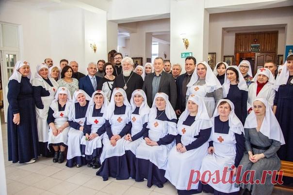 При участии Церкви в Самаре открылся центр по уходу за тяжелобольными людьми 

Центр по уходу не единственный проект Елизавето-Варваринского сестричества Самары. Всего в сестричестве 82 сестры милосердия. Они оказывают помощь пациентам в крупнейших больницах Самарской области – Городской клинической больнице №4, Клинике Медуниверситета, Госпитале ветеранов войн. Также сестры милосердия ухаживают за лежачими больными на дому.

В планах центра - организовать проект сопровожд...