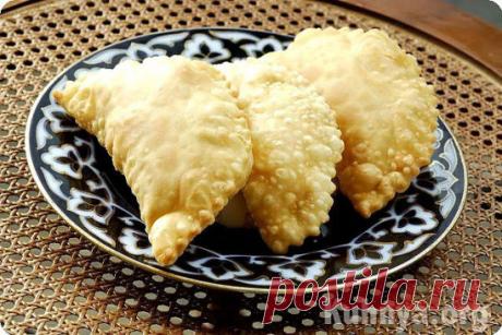 Чебуреки по-узбекски обладают отменным, неповторимым вкусом. Готовятся они из очень тонкого теста, которое не рвется, а сочная, аппетитная мясная начинка просто приводит в восторг. Хотим поделиться с вами всеми тонкостями правильного приготовления узбекских чебуреков.