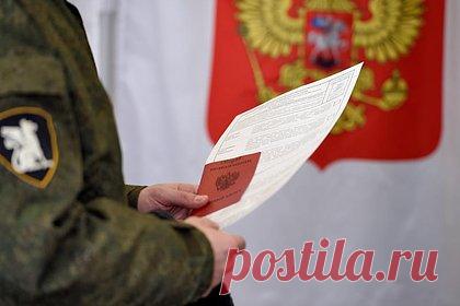 Уклоняющихся от явки в военкомат россиян не допустят к экзамену на права. Россияне, которые уклоняются от явки в военный комисариат, не будут допущены к экзамену на водительские права. Об этом сообщает ТАСС со ссылкой на пресс-центр МВД России. Помимо того, в МВД предложили увеличение суммы штрафных баллов с пяти до семи при сдаче экзамена.