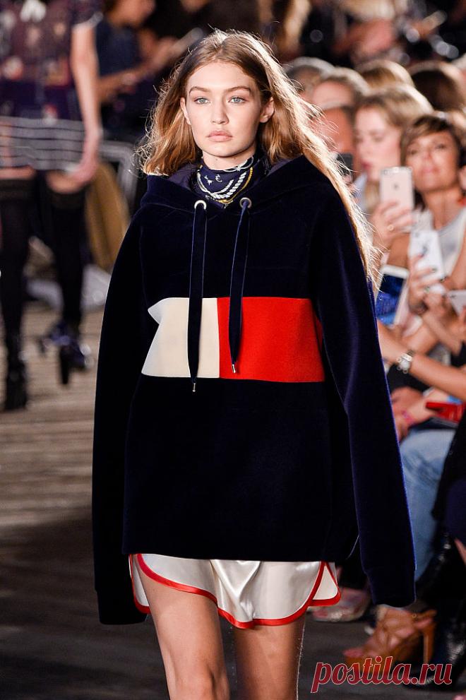 23 апреля, Джиджи Хадид празднует 23-летие. ELLE решил не спорить с феноменом этого двузначного числа и собрал 23 интересных факта из биографии одной из самых востребованных моделей современности.
1) Настоящее имя Джиджи — Джелена Нура. Запоминающийся творческий псевдонимпридумала мама девушки, бывшая модель Иоланда Фостер.