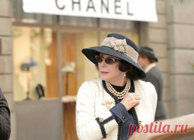 Знаменитая Коко Шанель (Coco Chanel), настоящее имя которой Габриэль Бонёр Шанель (Gabrielle Bonheur Chanel), является идолом и идеалом уже для многих поколений. Эта французская женщина-модельер за 87 лет жизни подарила миру элегантный стиль в одежде, принесла в женскую моду брюки, маленькое черное платье, приталенный жакет, бижутерию, удобные дамские сумочки, создала свои фирменные духи, основала Дом моды Chanel, а также оставила нам бесценные советы, которые уже стали афоризмами.