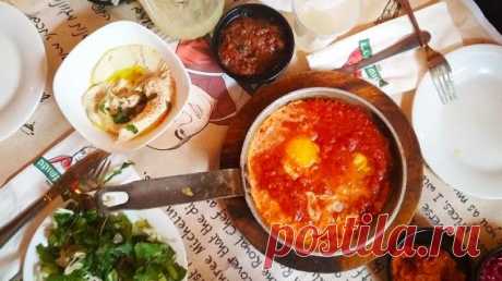 5 самых известных блюд израильской кухни и кое-что еще Израильская кухня - это котел из кулинарных вкусов и традиций, в который постоянно добавляют новые ингредиенты.