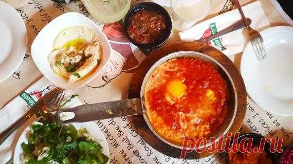 5 самых известных блюд израильской кухни и кое-что еще Израильская кухня - это котел из кулинарных вкусов и традиций, в который постоянно добавляют новые ингредиенты.