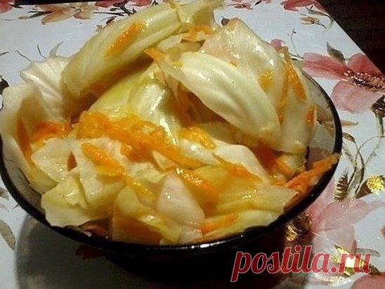 Капуста в горячем рассоле.
Это просто бомба, а не рецепт!
Ингредиенты
Капуста 2-3 кг.
Морковь — 2-3 шт.
Вода — 1,5 литра
Соль — 2 ст. л.
Сахар — 9 ст. л.
Чеснок 5-6 зубчиков
Уксус 70 % — 1 ст. л. или 9% — 200 гр.
Молотый черный перец — 1 ч.л.
Способ приготовления
Шаг 1 Готовим рассол: в кастрюлю наливаем воду, добавляем соль, сахар, уксус, молотый черный перец . Доводим до кипения. 
Шаг 2 Капусту хорошо моем и режем на 8-10 частей.
Шаг 3 Морковь чистим, трем на крупной терке и добавляем к капу