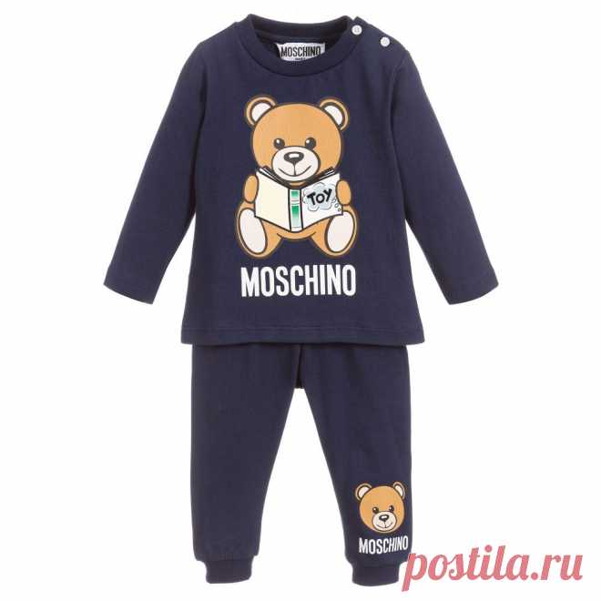 Boys Blue Top & Trousers Set Navy blue soft cotton jersey trouser set for younger boys by Moschino Baby. The top has the designer's teddy print on the front and useful buttons on one shoulder. The matching trousers have ribbed trims, and simply pull up.
