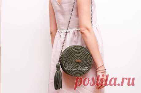 Zip top crossbody Circle bag Small round bag Green circle bag Minimalist bag Zip top crossbody circle bag for women. Composition cotton. Diametr 8,6in/22cm Depth 4in/10cm Shoulder chain length - 47inches/120cm  We, the girls, just need to pamper yourself from time to time ... and the most beautiful ... new stylish accessories. Clutch bag from I Love Create -