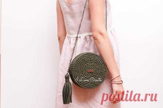 Zip top crossbody Circle bag Small round bag Green circle bag Minimalist bag Zip top crossbody circle bag for women. Composition cotton. Diametr 8,6in/22cm Depth 4in/10cm Shoulder chain length - 47inches/120cm  We, the girls, just need to pamper yourself from time to time ... and the most beautiful ... new stylish accessories. Clutch bag from I Love Create -