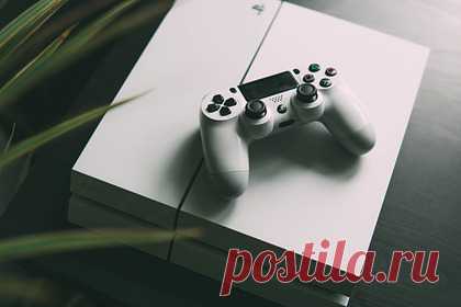 Sony продлила жизнь PlayStation 4. Sony исправила проблему PlayStation 4, которая ограничивала срок жизни приставки. По словам журналистов, ранее консоль отказывалась запускать игры при отсутствии питающей чип CMOS батареи и подключения к сети. С новым апдейтом появилась возможность пользоваться приставкой даже при отсутствии данной батареи.