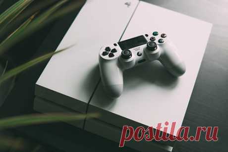 Sony продлила жизнь PlayStation 4. Sony исправила проблему PlayStation 4, которая ограничивала срок жизни приставки. По словам журналистов, ранее консоль отказывалась запускать игры при отсутствии питающей чип CMOS батареи и подключения к сети. С новым апдейтом появилась возможность пользоваться приставкой даже при отсутствии данной батареи.