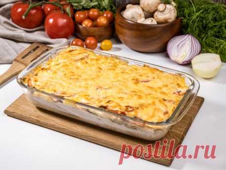 Запеченный картофель с курицей – пошаговый рецепт приготовления с фото Картофель, запеченный в духовке, с курицей, грибами и помидорами — это самодостаточное блюдо, в котором есть и мясо, и гарнир. Оно получается сочным, вкусным и сытным.