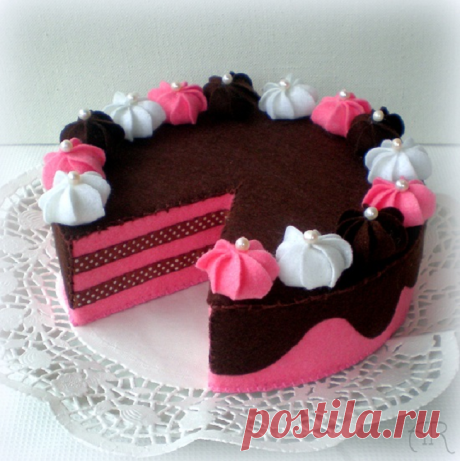 <img src="https://2.bp.blogspot.com/-p3f7OjzukOo/T4ML1KfNm7I/AAAAAAAAEo4/4c7dvUe8kFA/s1600/20.JPG" />Pastel de fresa y chocolate (en fieltro)
