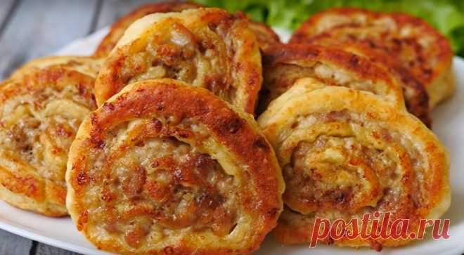 Мясные улитки: вкусный перекус с интересным тестом Мясные улитки получаются небольшими по размеру, сочными, очень вкусными. Тесто настолько воздушное и вкусное, что никто не догадается, из чего сие великолепие сделано. Фарш лучше брать куриный: он готовится быстрее любого другого мяса.