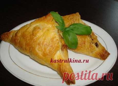 Рецепт курицы в покупном слоеном тесте с грибами и горошком