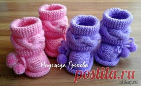 Пинетки спицами
Описание: https://nitkoj.ru/pinetki-nosochki/1302-pinetki-spicami.html